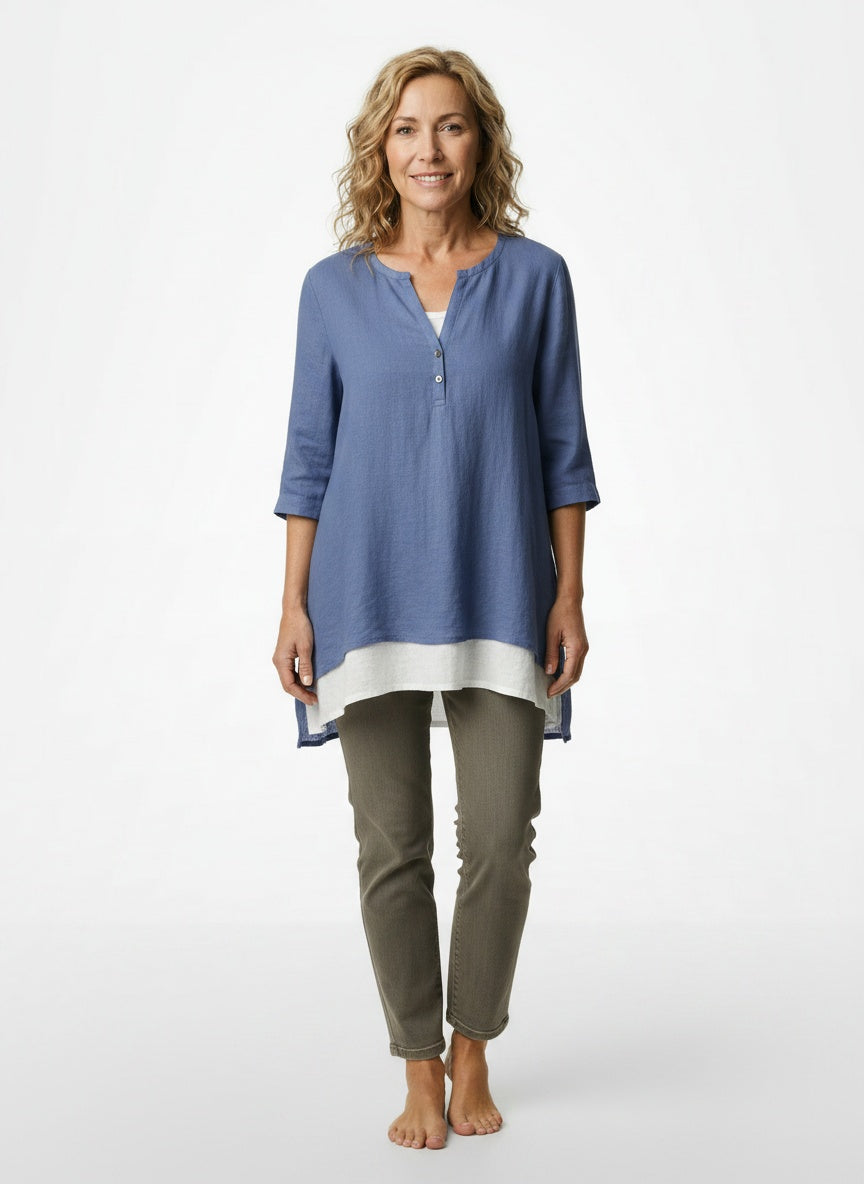 Full body view of the model wearing Blouse d'été décontractée à design superposé femme