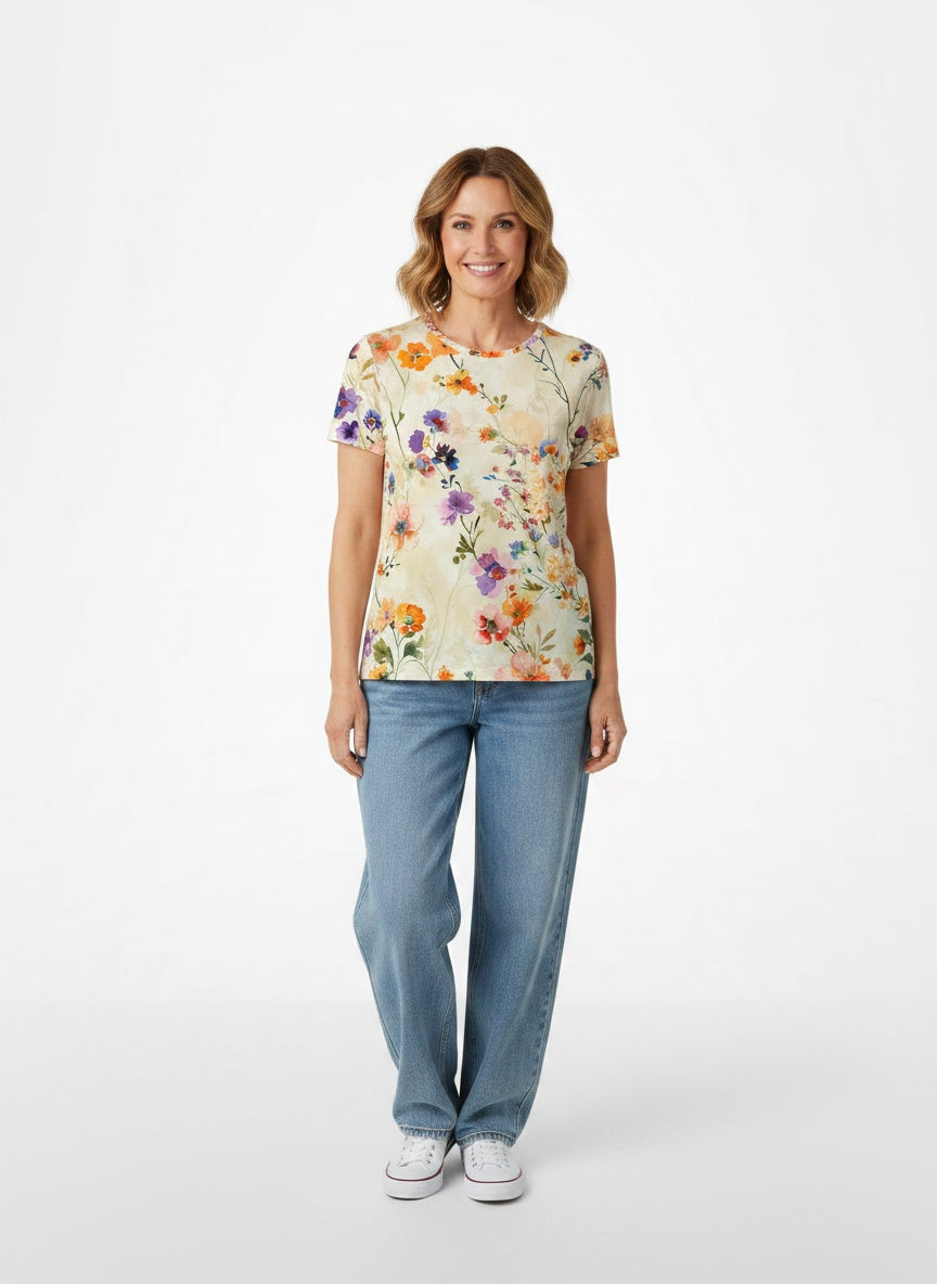 Full body view of the model wearing T-shirt à imprimé floral femme