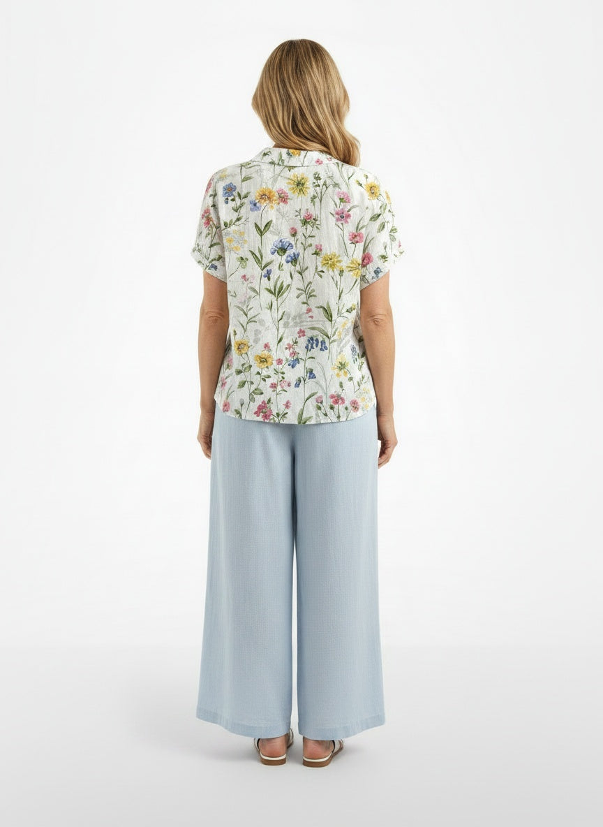 Back pose of the model wearing Blouse vintage à imprimé floral femme