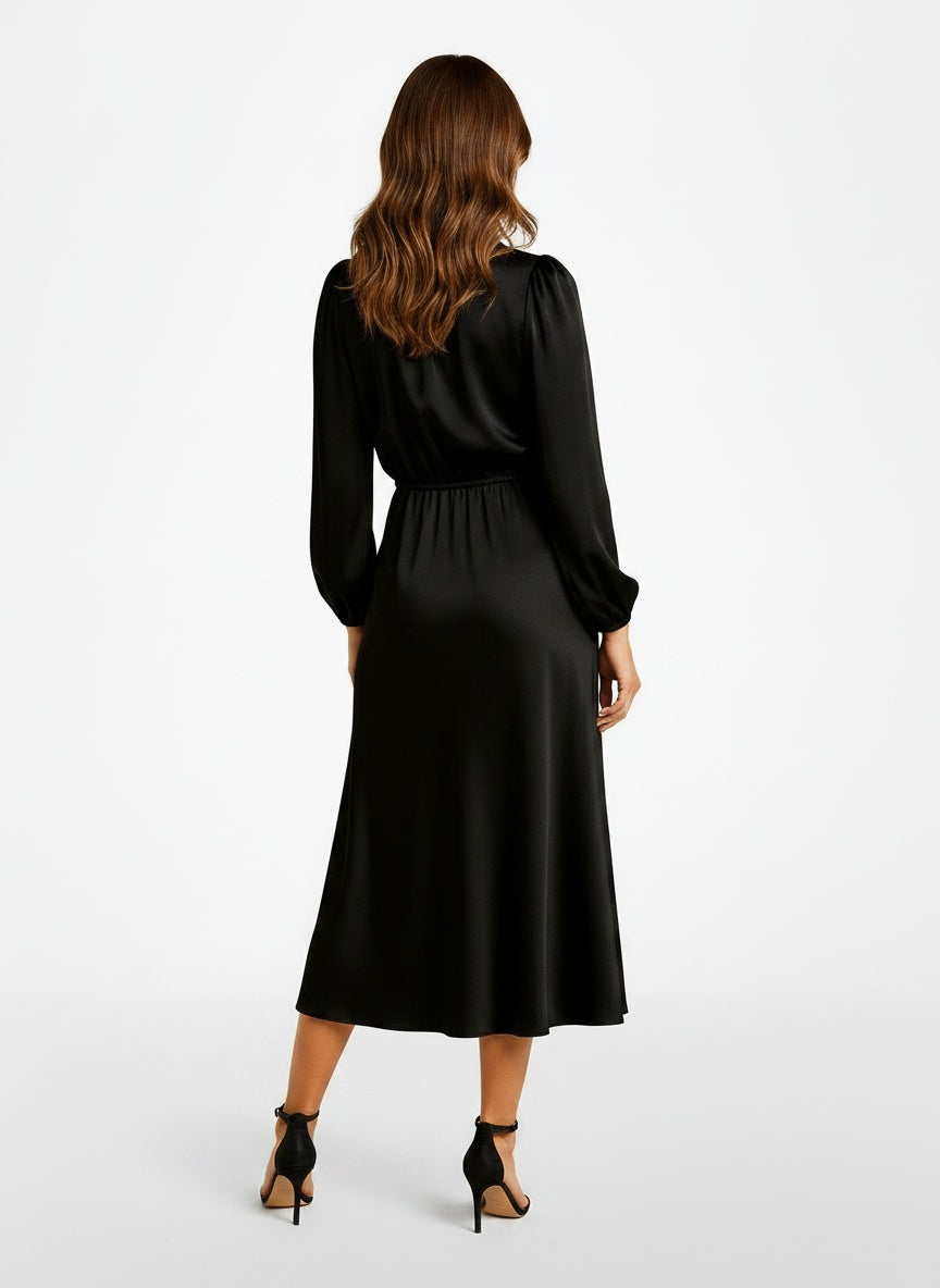 Back pose of the model wearing Robe midi à col montant et taille haute femme