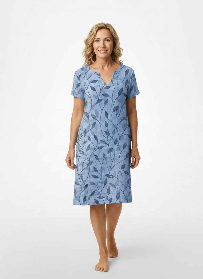 Full body view of the model wearing Robe midi à col en V et imprimé femme