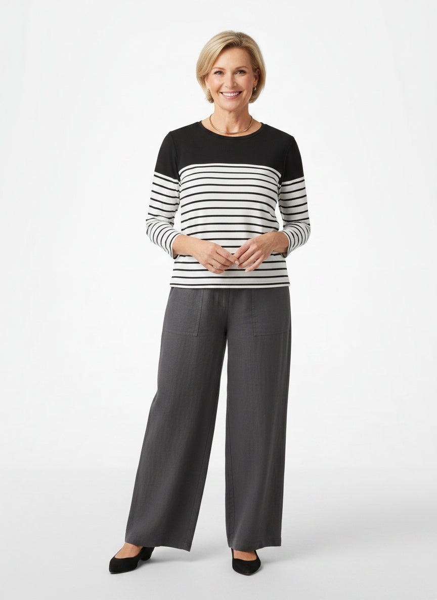 Full body view of the model wearing T-shirt rayé femme