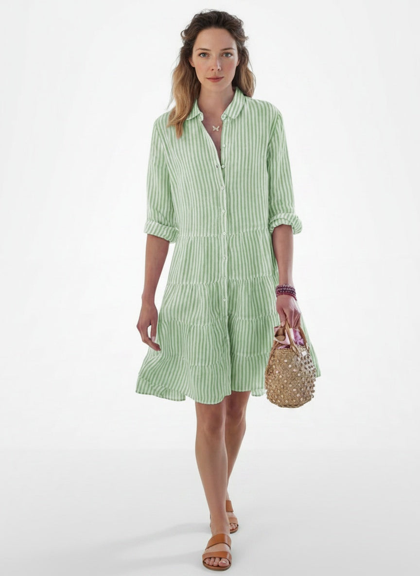 Full body view of the model wearing Robe d'été midi rayée à manches trois-quarts femme