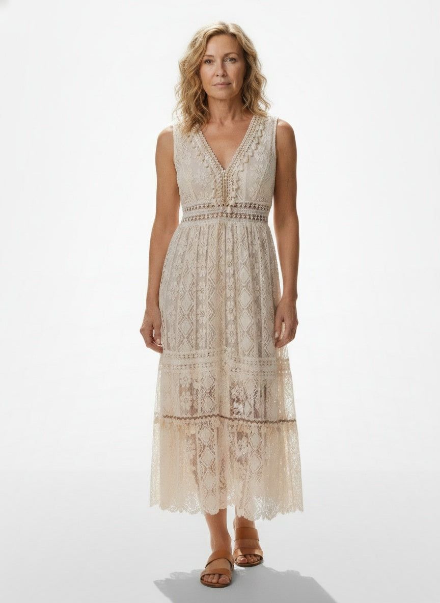 Full body view of the model wearing Robe maxi bohème en dentelle femme