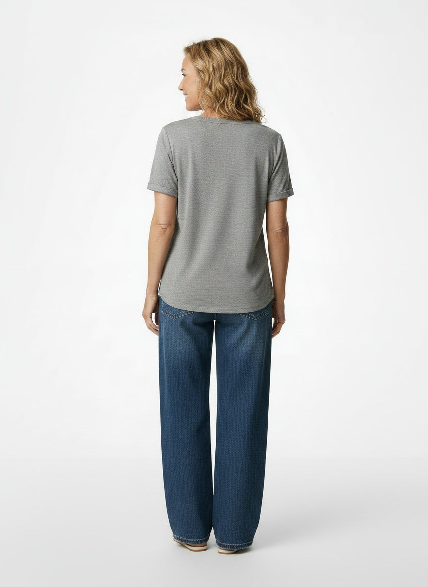 Back pose of the model wearing T-shirt à manches courtes femme
