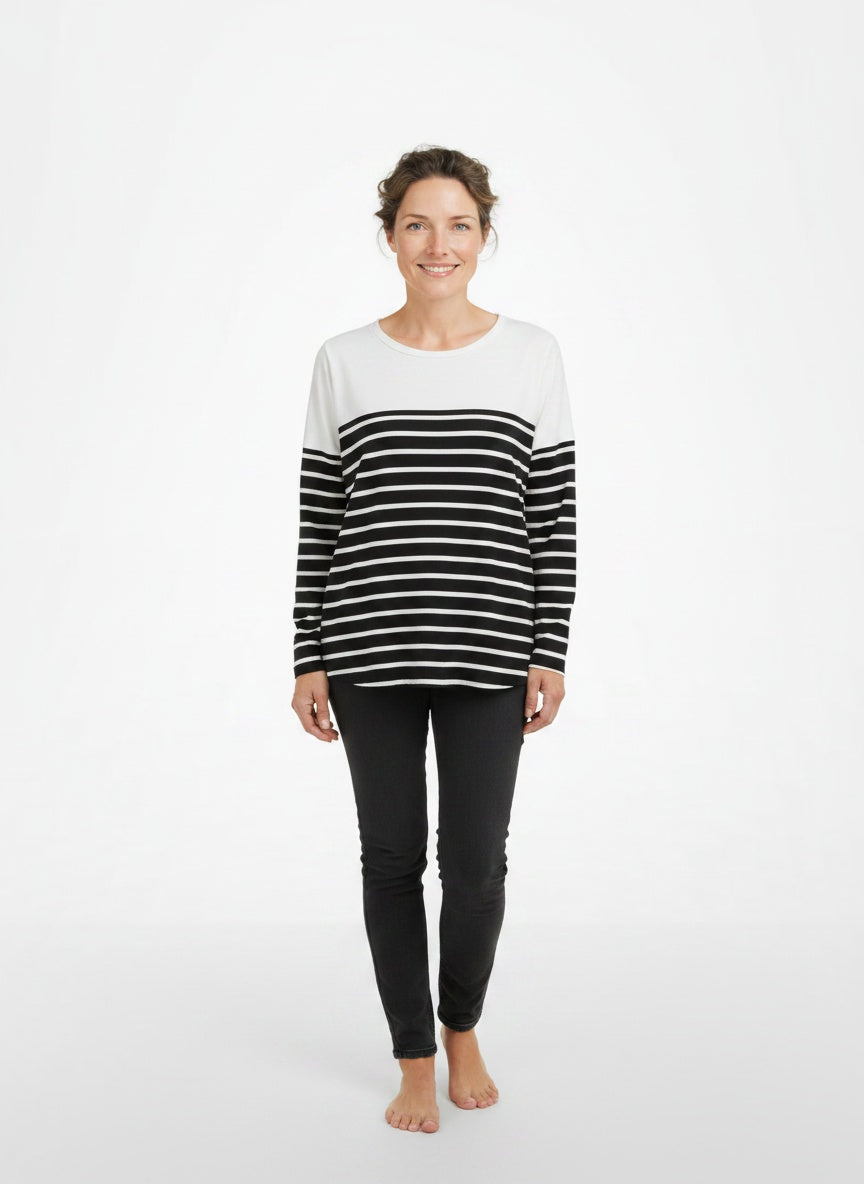 Full body view of the model wearing T-shirt rayé femme