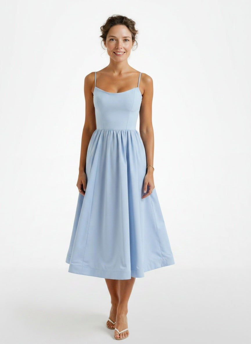 Full body view of the model wearing Robe midi fluide femme
