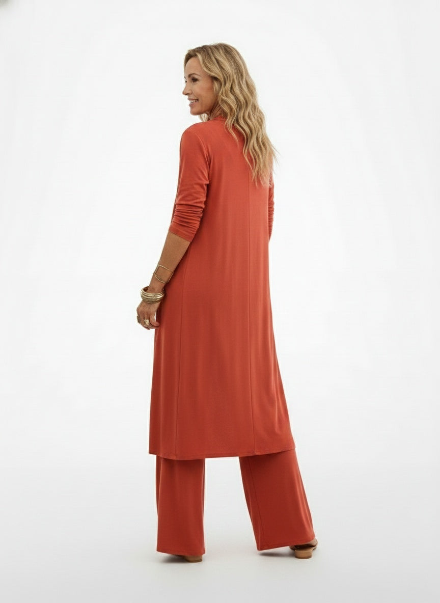 Back pose of the model wearing Ensemble léger trois pièces femme