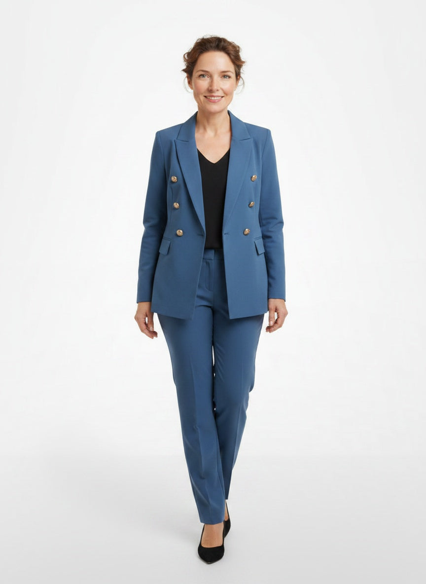 Full body view of the model wearing Ensemble avec blazer et pantalon femme