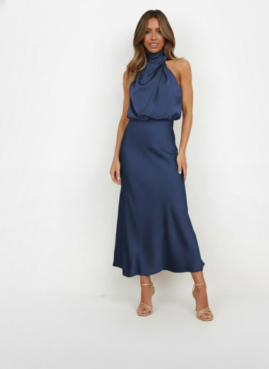 Full body view of the model wearing Robe de soirée maxi à col halter femme