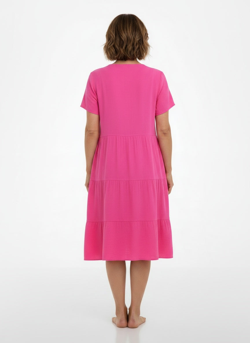 Back pose of the model wearing Robe midi à jupe évasée et col en V femme
