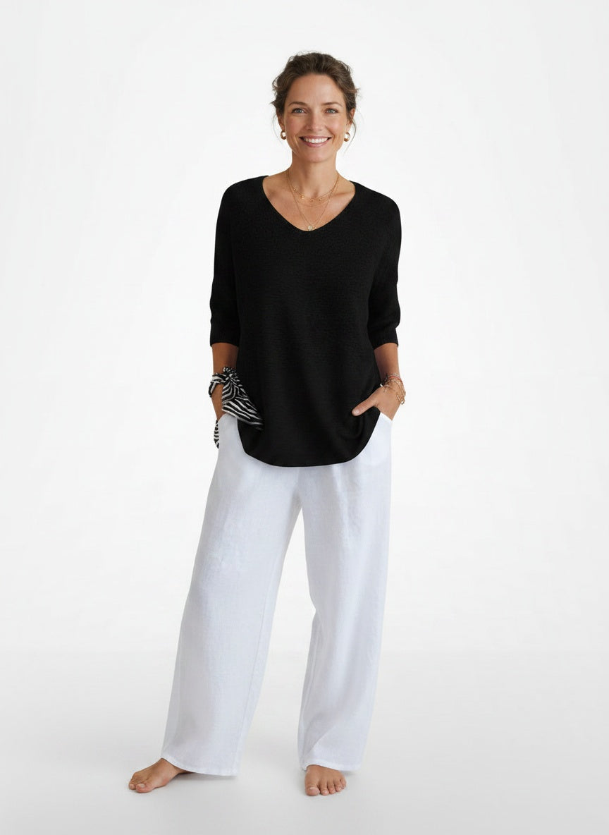 Full body view of the model wearing Top en maille à col en V et manches trois-quarts femme