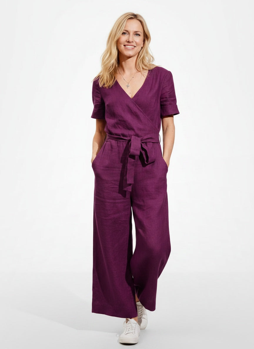 Full body view of the model wearing Combinaison avec ceinture et manches courtes femme