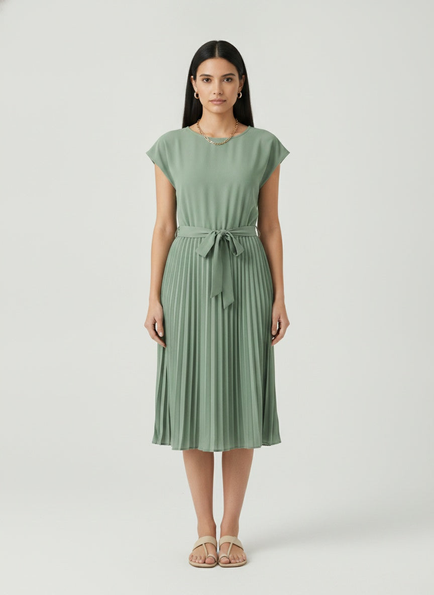 Full body view of the model wearing Robe midi plissée à manches courtes femme
