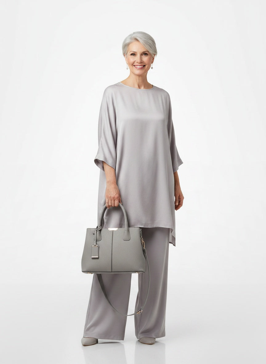Full body view of the model wearing Sac à main structuré en cuir avec bandoulière femme