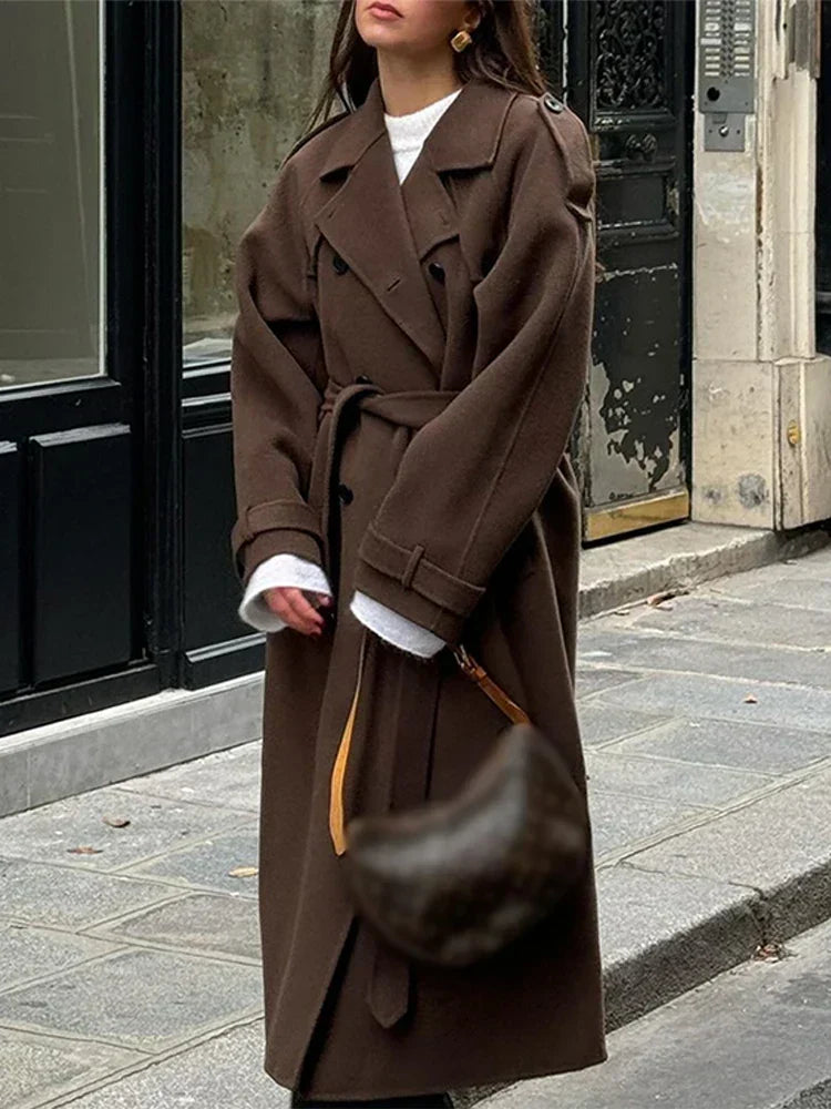 Trench long femme à ceinture et double boutonnage avec col à revers pour l'automne et l'hiver 3