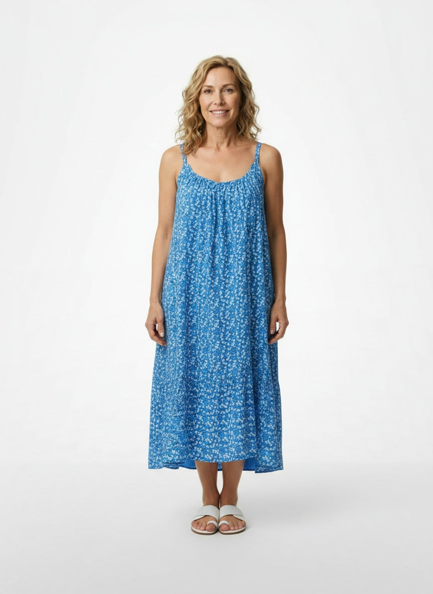 Full body view of the model wearing Robe midi décontractée imprimée femme