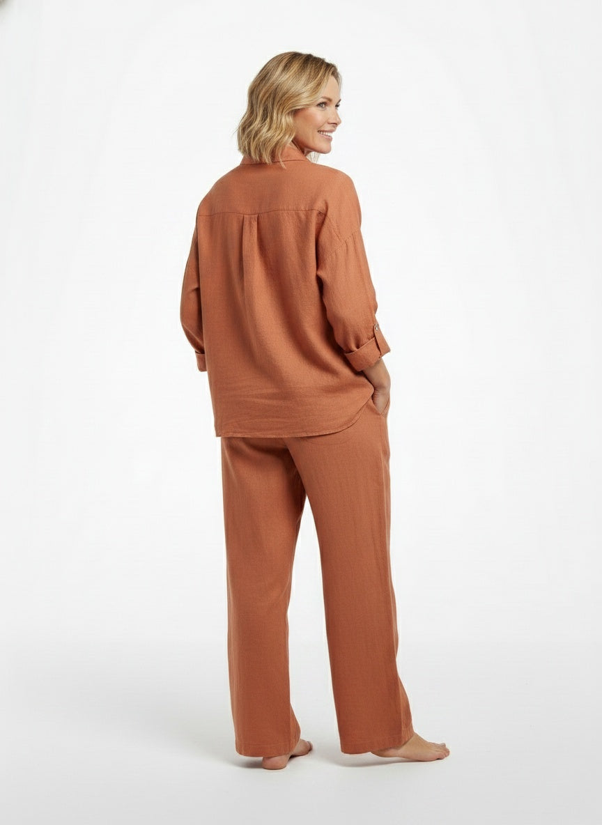 Back pose of the model wearing Ensemble de tenue d'été femme