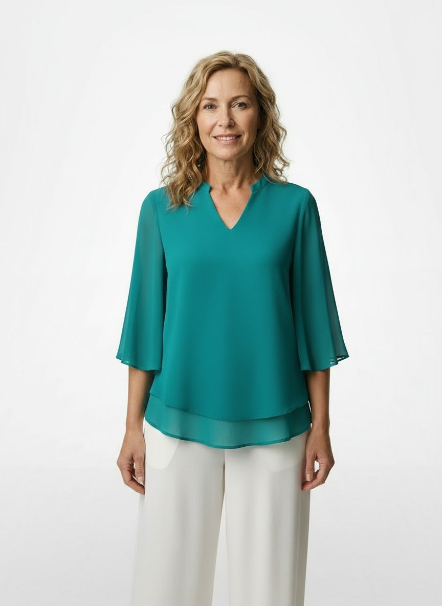 Full body view of the model wearing Blouse élégante à coupe confortable femme