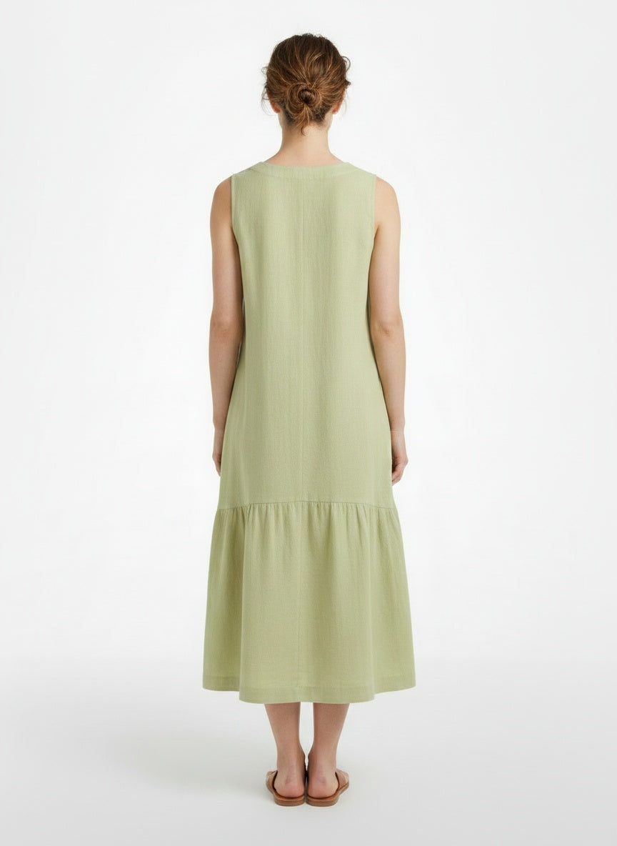 Back pose of the model wearing Robe d'été midi boutonnée femme