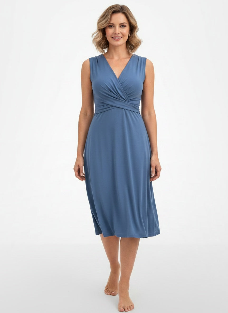 Full body view of the model wearing Robe portefeuille d'été sans manches femme
