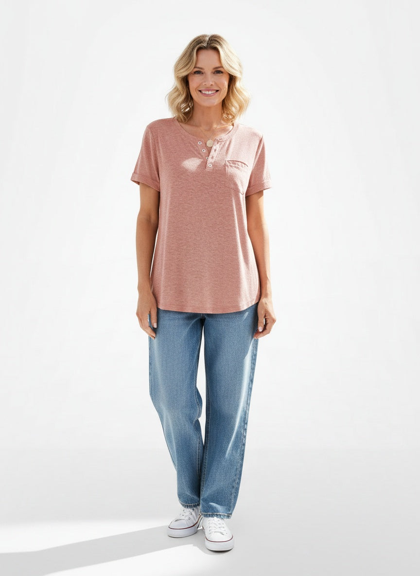 Full body view of the model wearing T-shirt à manches courtes femme