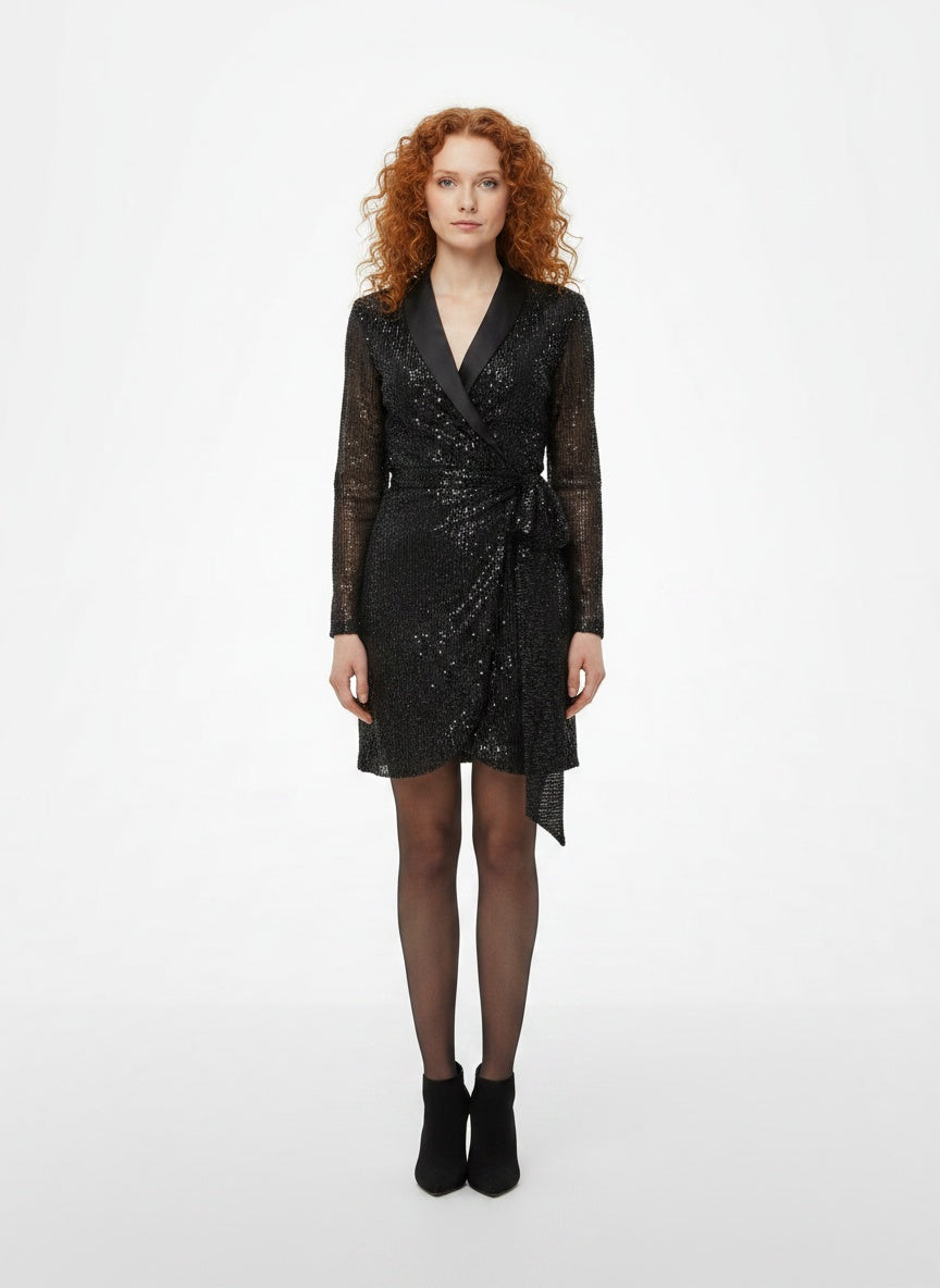Full body view of the model wearing Robe portefeuille midi à sequins femme