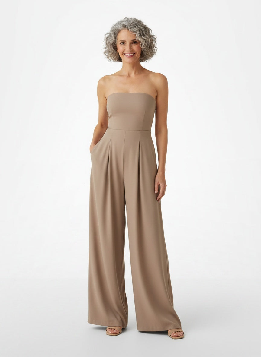 Full body view of the model wearing Combinaison bustier femme