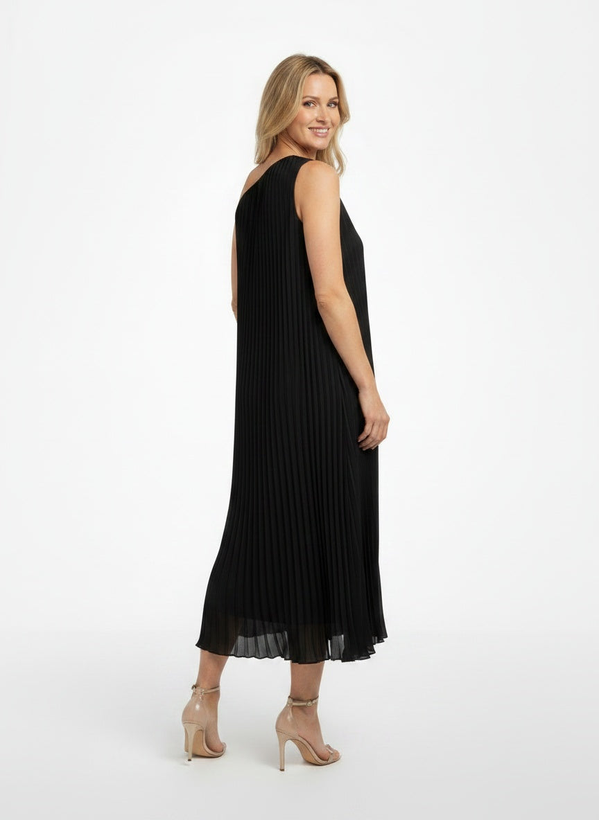 Back pose of the model wearing Robe midi asymétrique à une épaule et plis femme