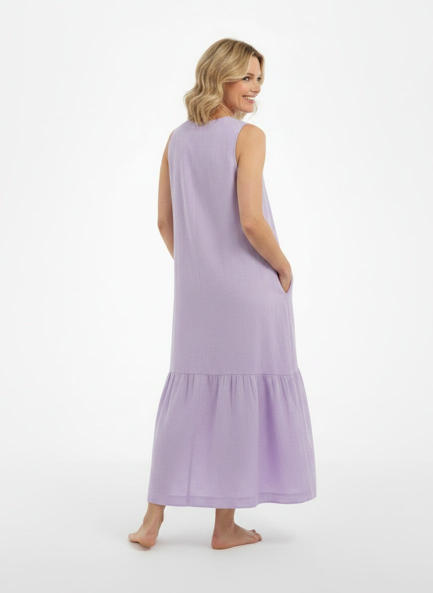 Back pose of the model wearing Robe d'été midi boutonnée femme