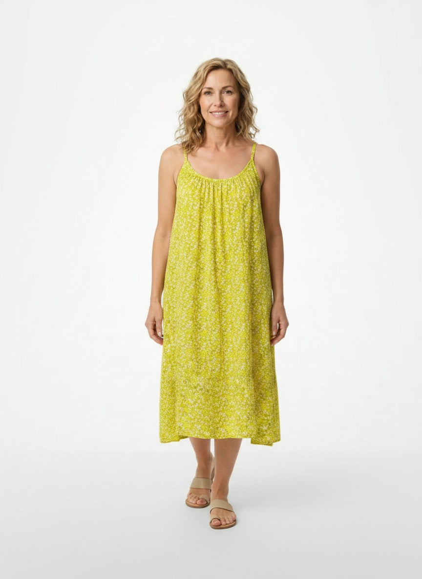 Full body view of the model wearing Robe midi décontractée imprimée femme