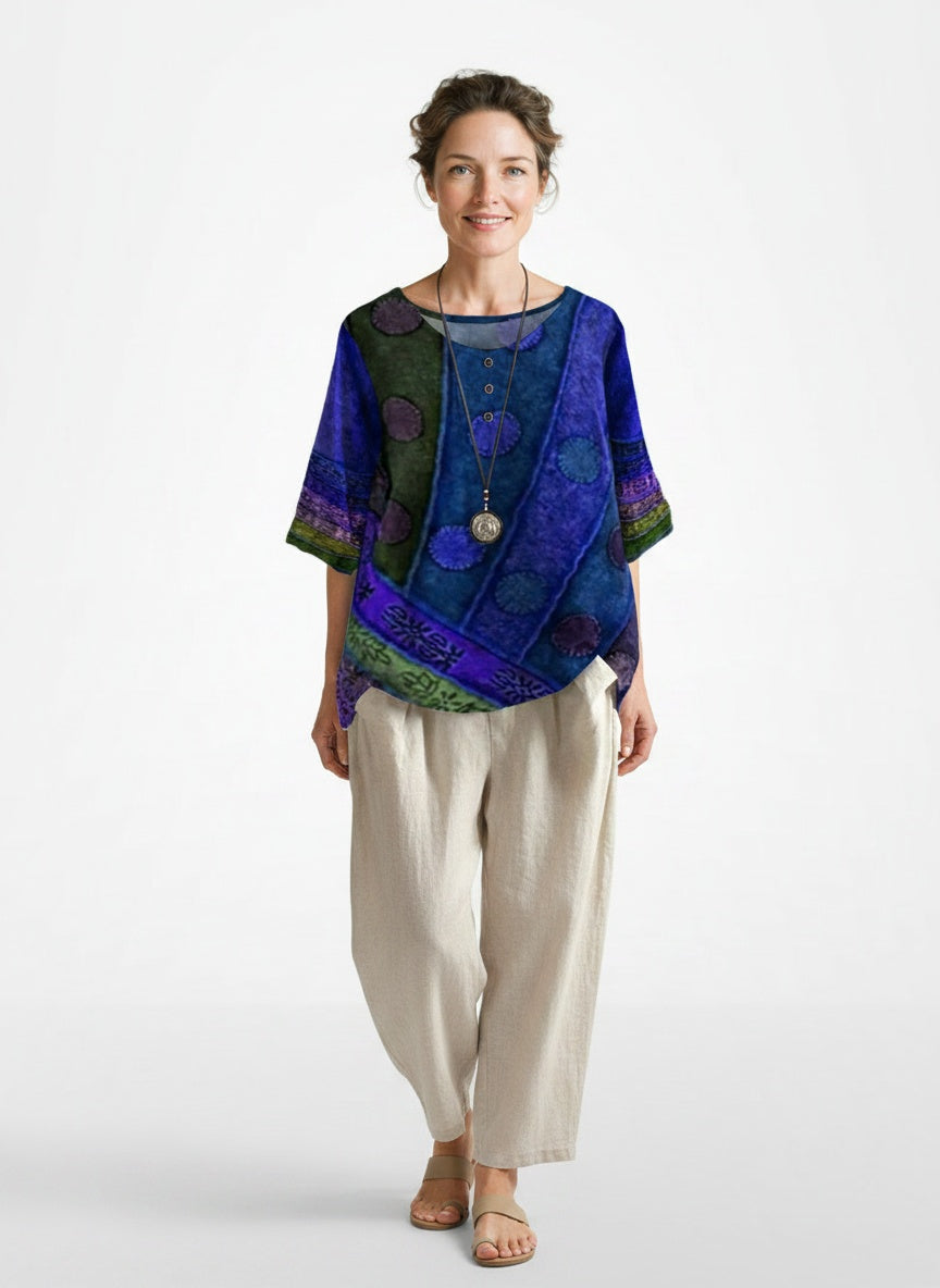 Full body view of the model wearing T-shirt imprimé femme