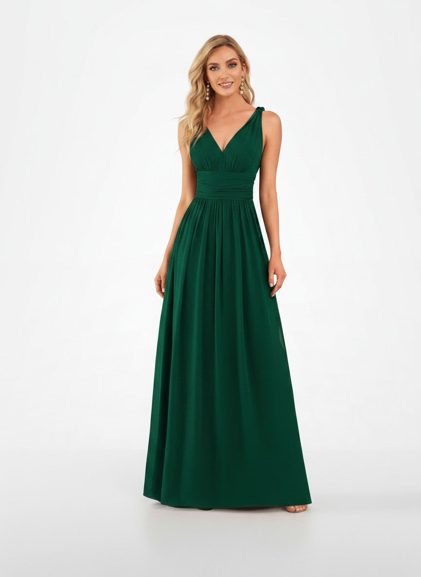 Full body view of the model wearing Robe maxi sans manches à col en V femme