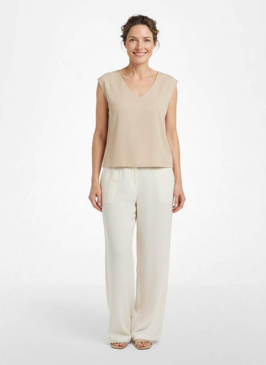 Full body view of the model wearing Blouse d'été moderne à col en V femme