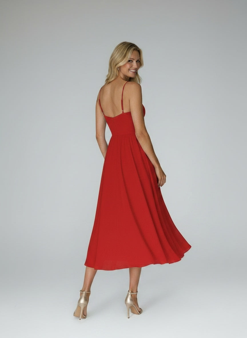 Back pose of the model wearing Robe de soirée midi à col en V femme