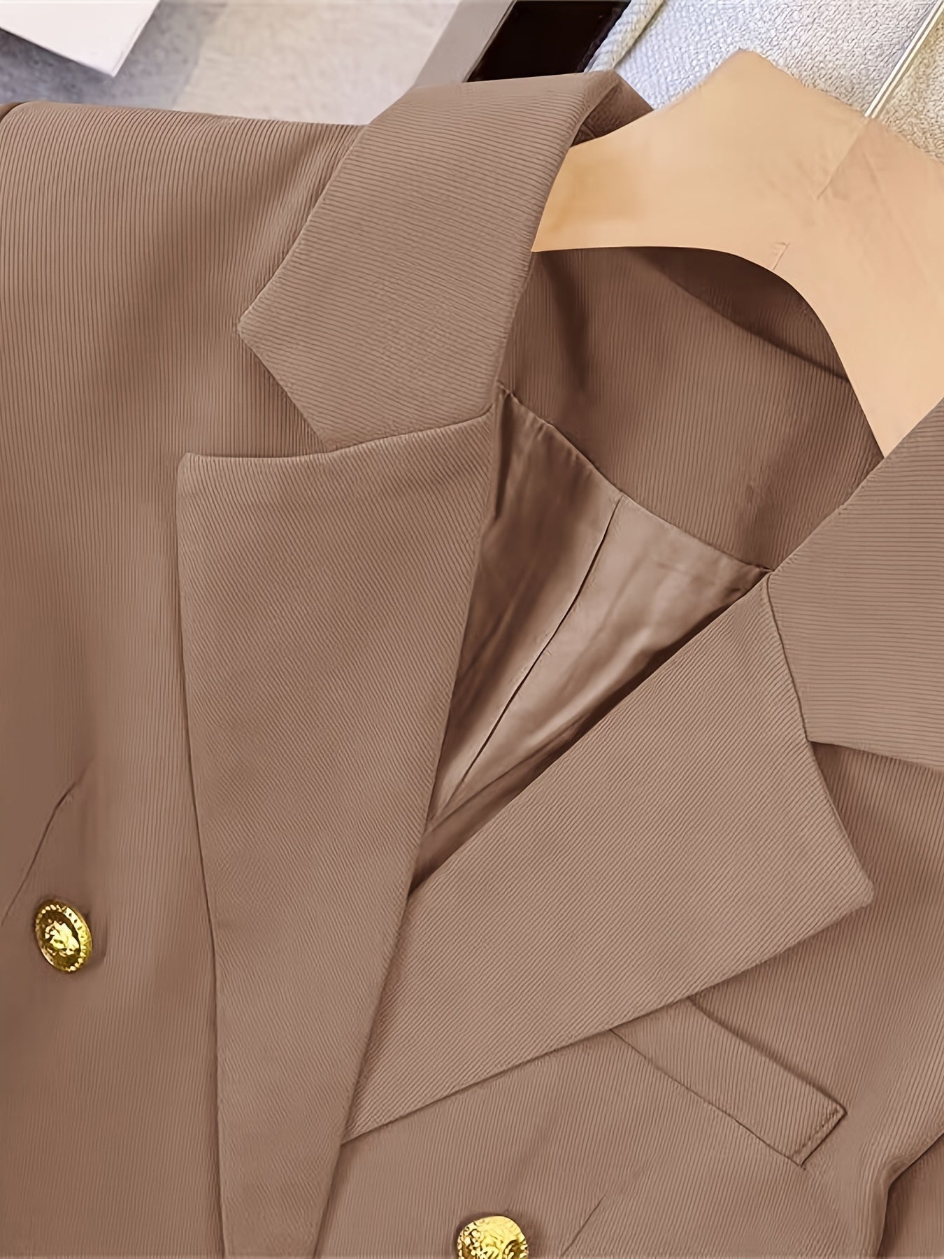Blazer femme croisé à boutons dorés, col à revers et poches à rabat 10