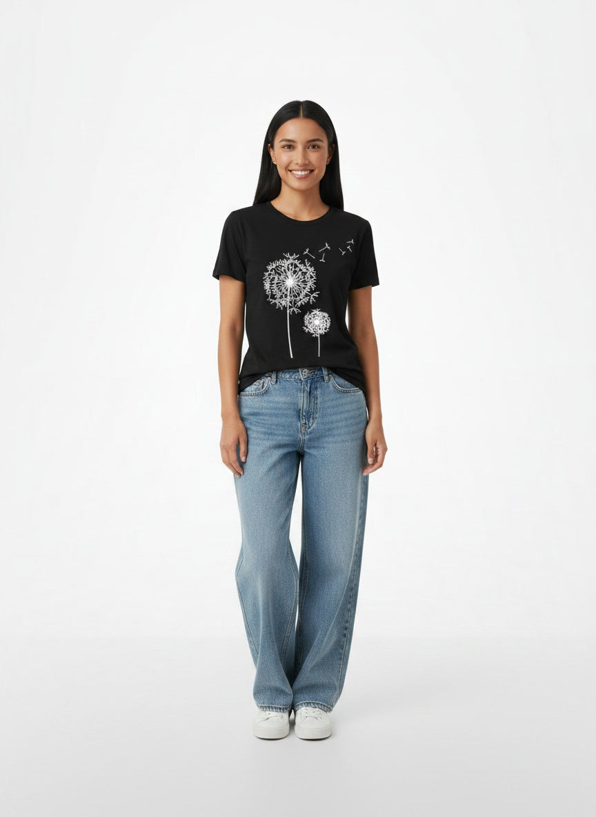 Full body view of the model wearing T-shirt d'été à col rond et manches courtes femme