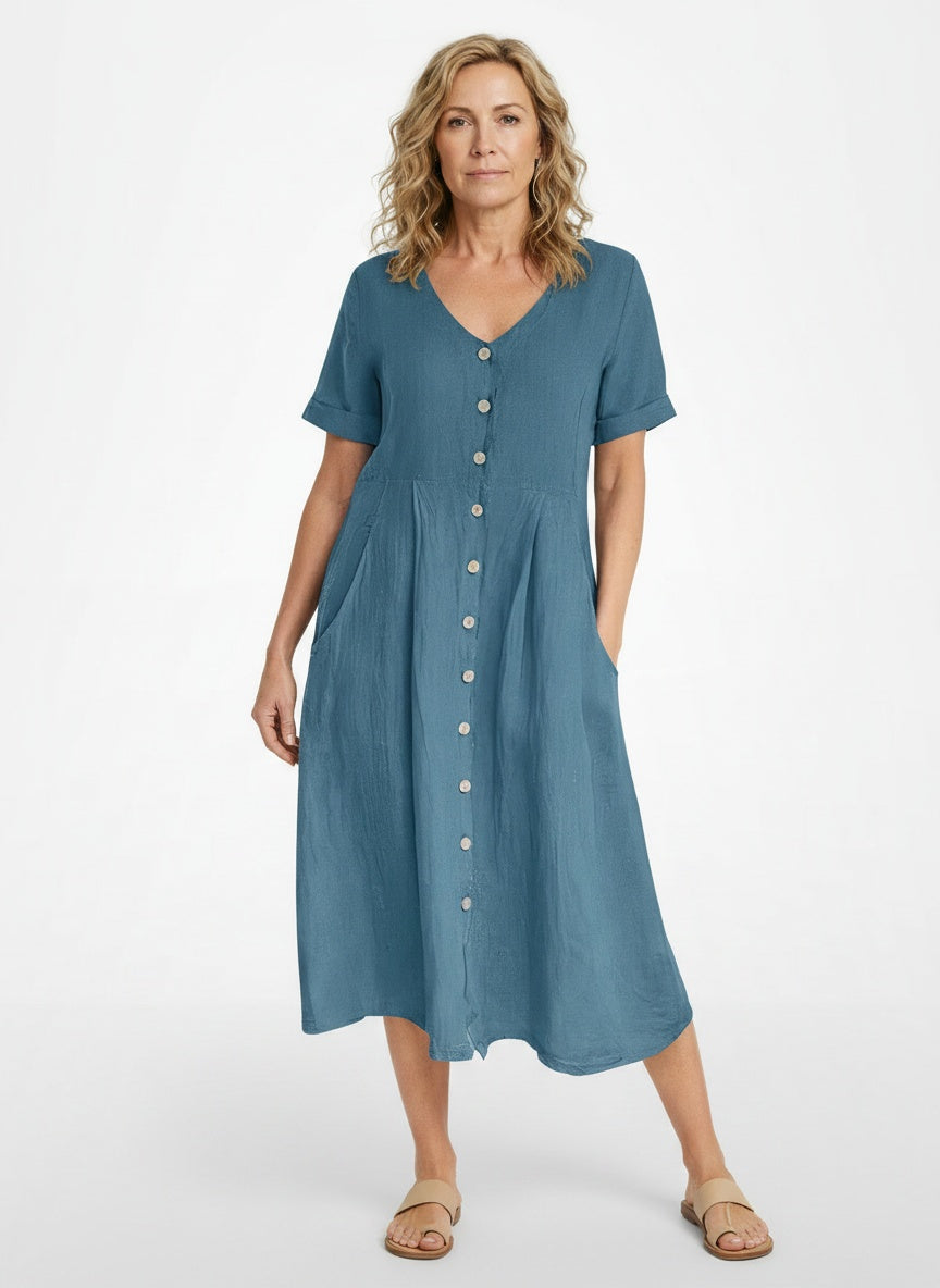 Full body view of the model wearing Robe midi légère à coupe ample femme