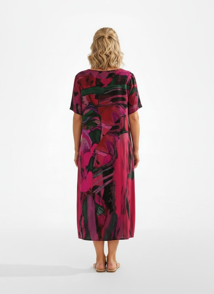 Back pose of the model wearing Robe d'été imprimée femme