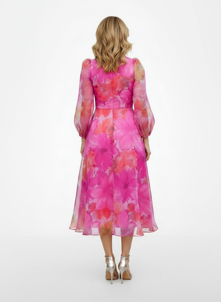 Back pose of the model wearing Robe midi à imprimé floral rose et bleu femme