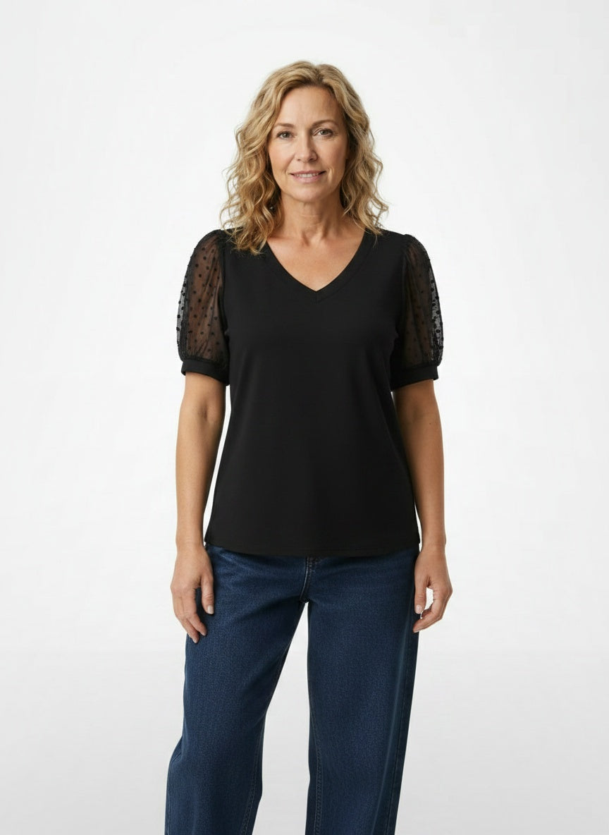 Full body view of the model wearing T-shirt léger femme
