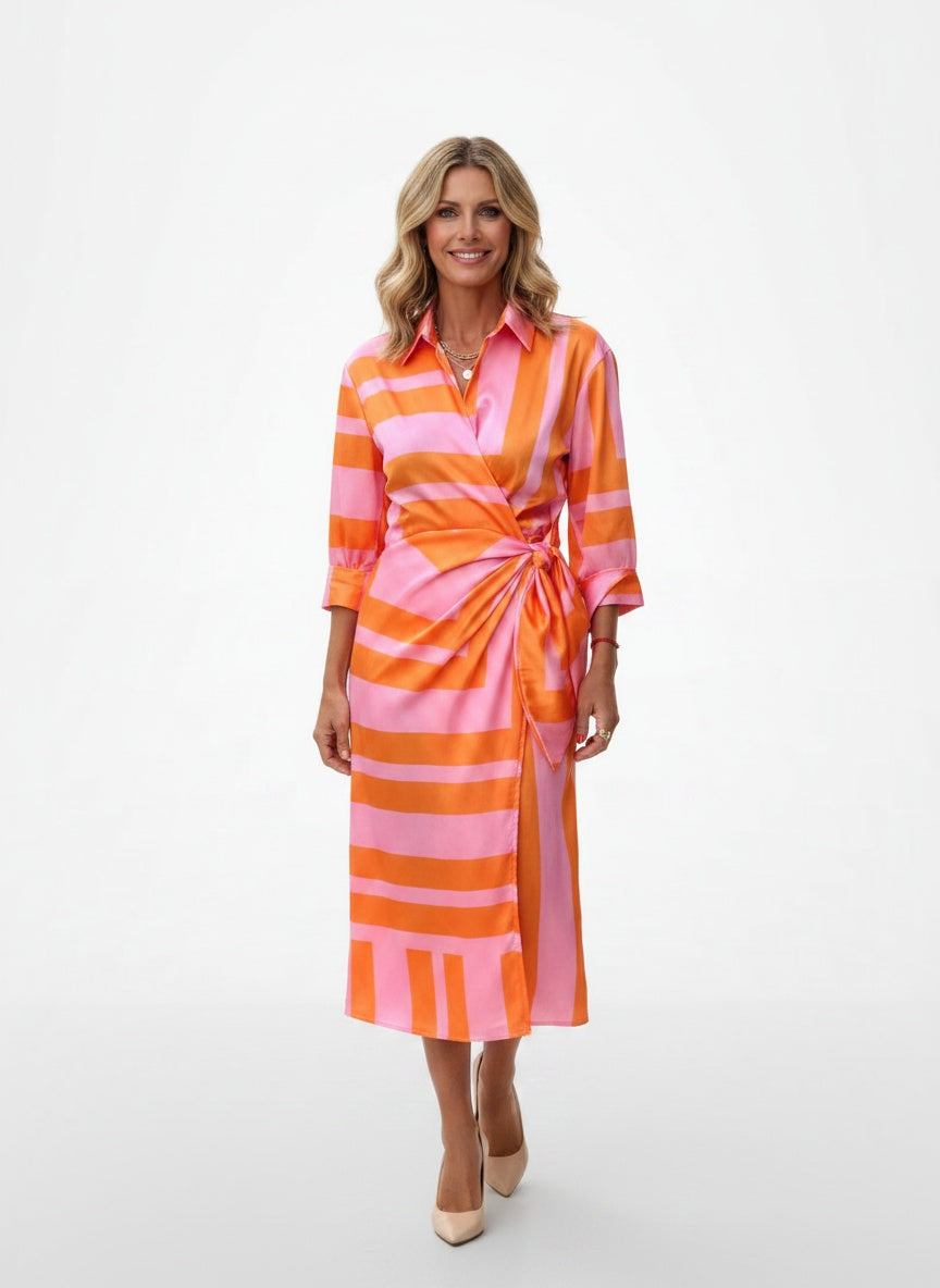 Full body view of the model wearing Robe portefeuille midi à manches trois-quarts femme