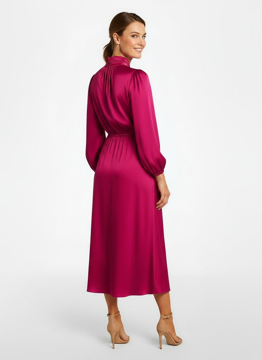 Back pose of the model wearing Robe midi à col montant et taille haute femme