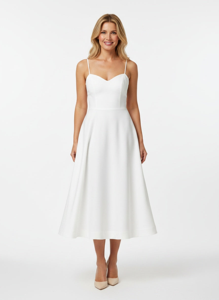Full body view of the model wearing Robe midi fluide femme