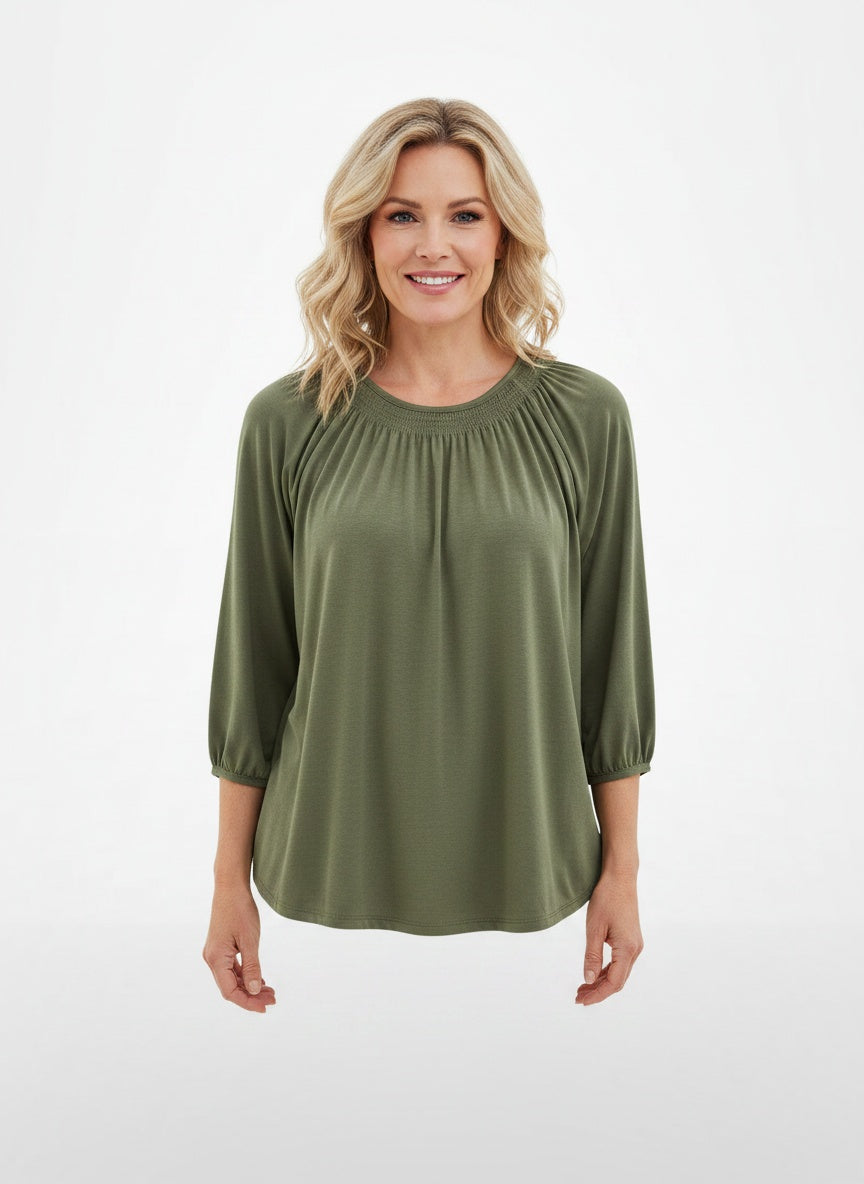 Full body view of the model wearing T-shirt à col rond femme