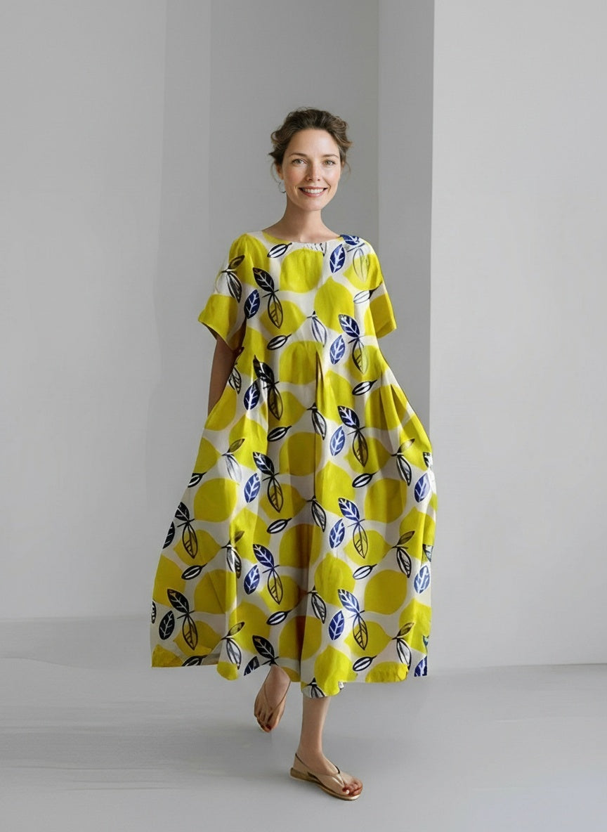 Full body view of the model wearing Robe midi imprimée à coupe ample femme