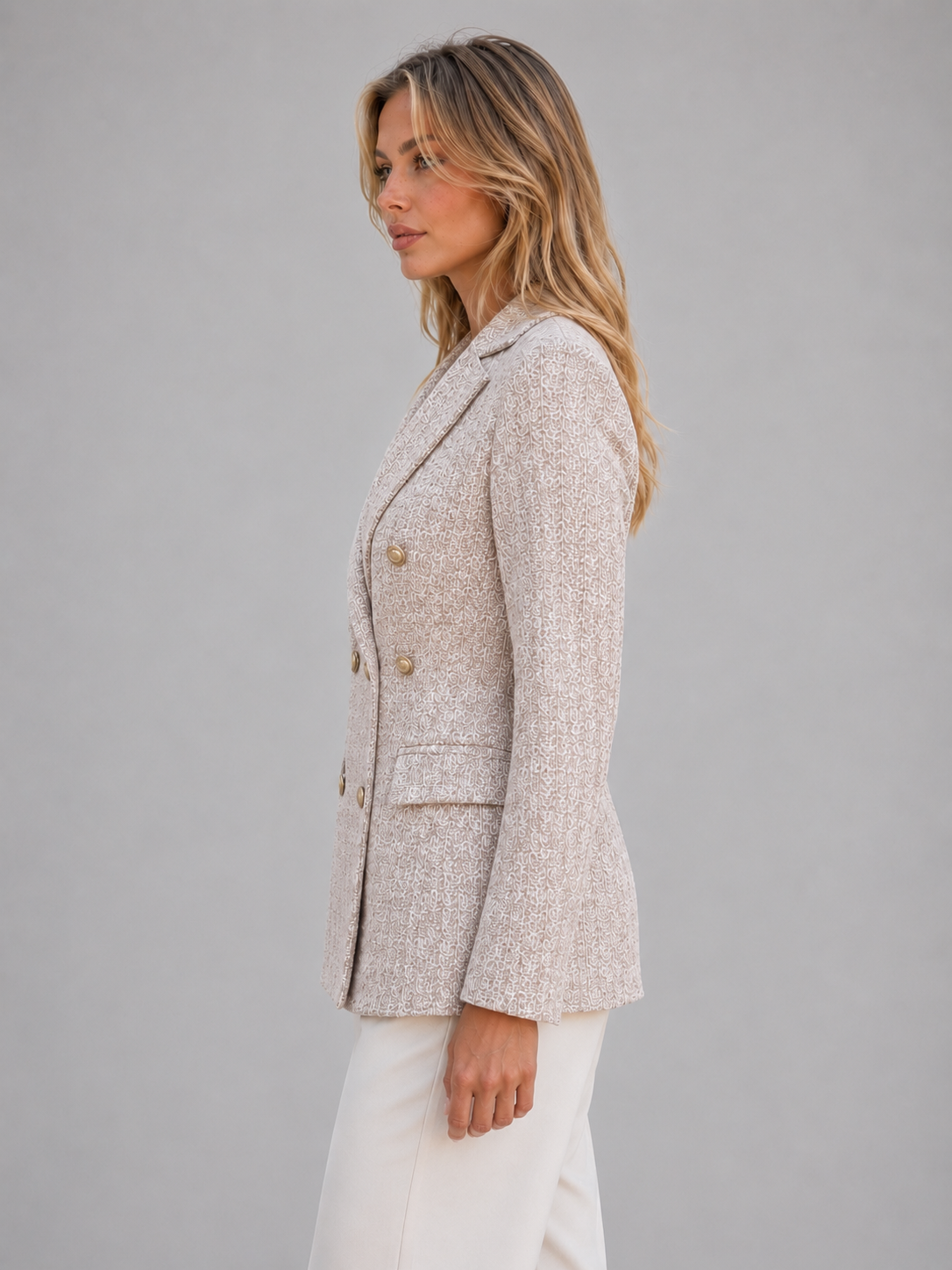 Blazer femme cintré en tweed à double boutonnage doré 3