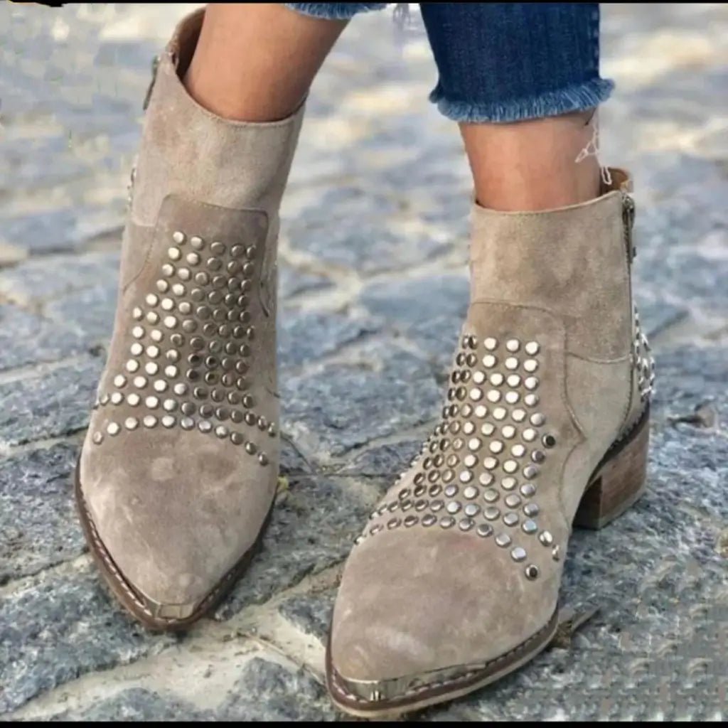 Bottines femme à bout pointu talon bloc et détails cloutés 1