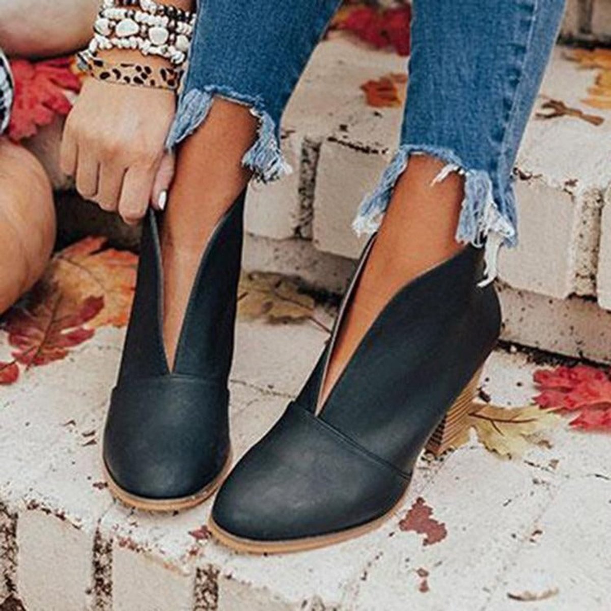 Bottines femme à décolleté en V talon bloc et bout pointu 2