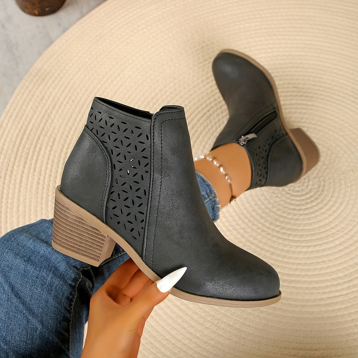 Bottines femme ajourées à talon bloc et découpes florales 2